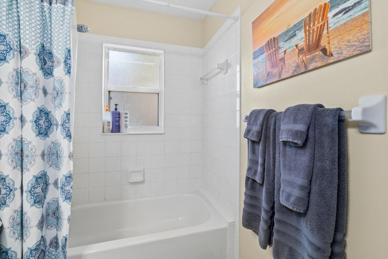 Heart Of The Waves - 3Br & 2Ba Beach Retreat - New Hot Tub - Outside Patio With Grill & Seating, Steps To Fun! Мелбърн Екстериор снимка
